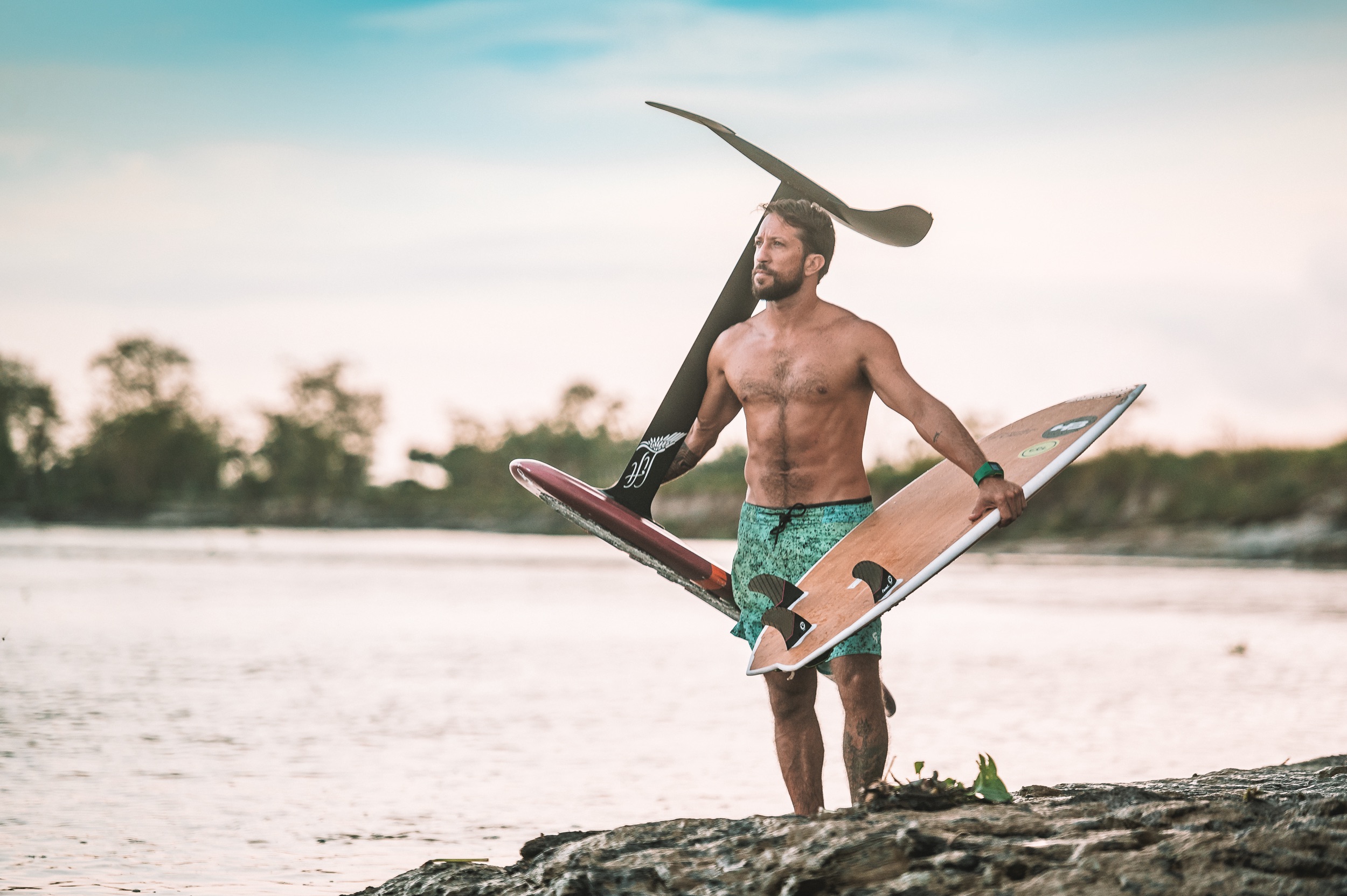 Serginho Laus, surf de Pororoca, foil e expedi��es